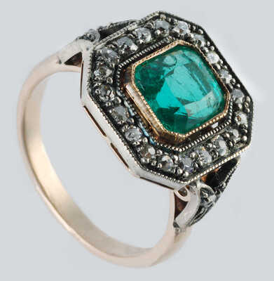 Кольцо с изумрудом и бриллиантами из золота (по клейму 56), общим весом 7,49 грамма